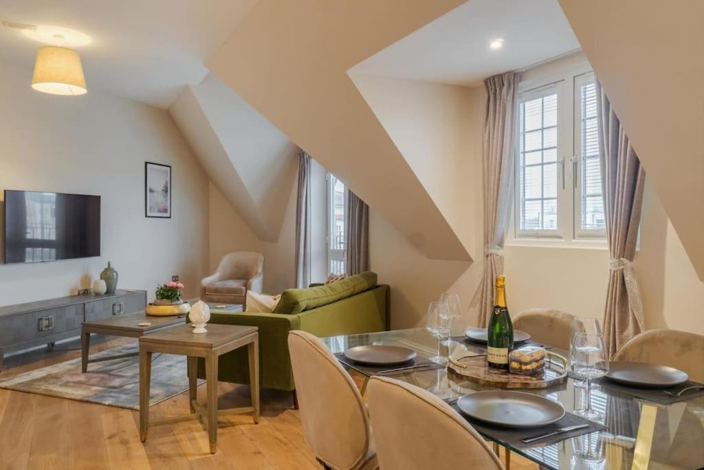 Luxury Penthouse - Castle Views - 2 Bed & Parking Windsor Exterior foto