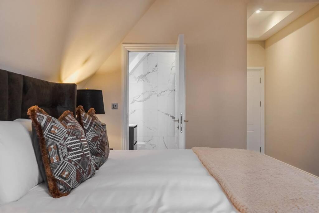 Luxury Penthouse - Castle Views - 2 Bed & Parking Windsor Exterior foto